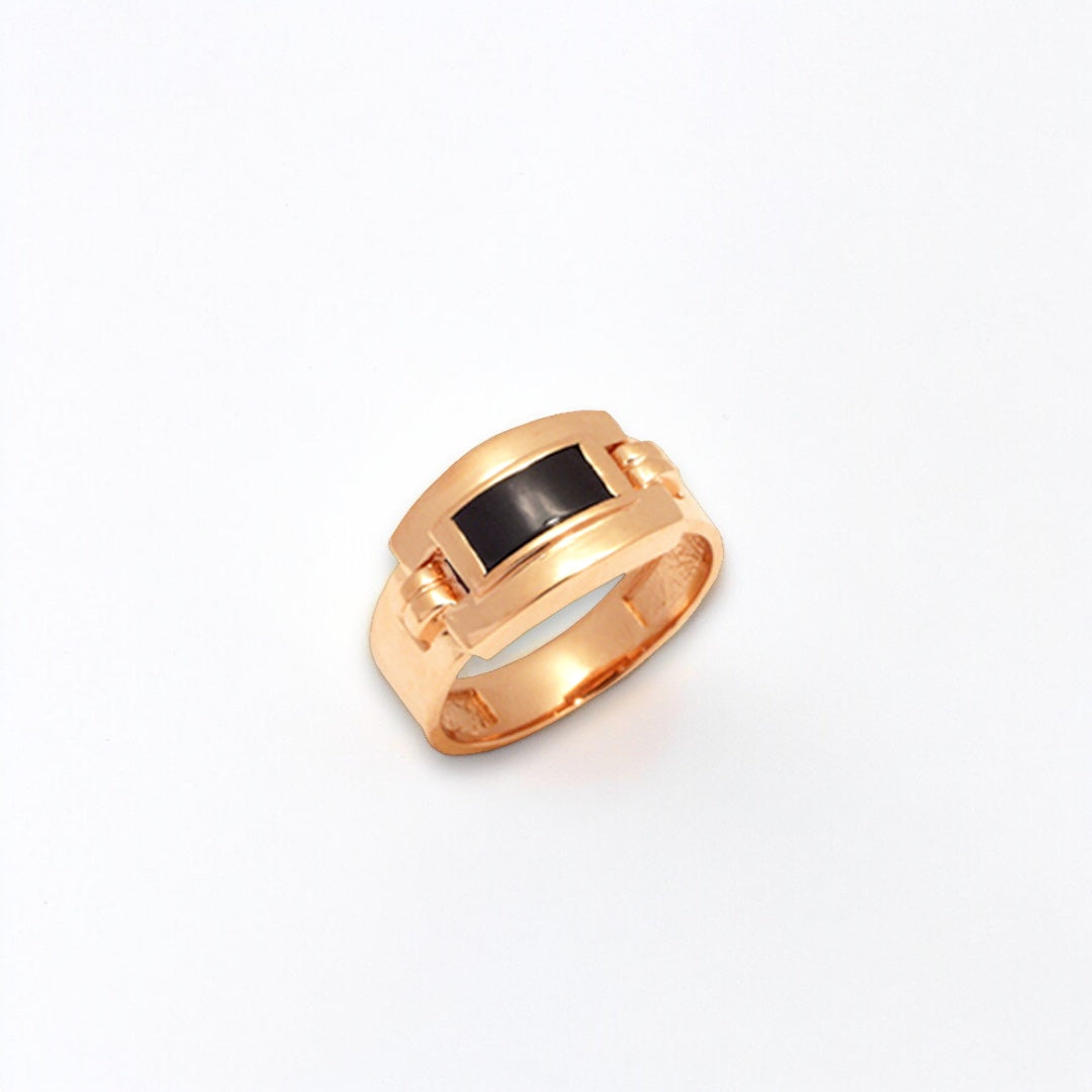 Чоловічий перстень з чорним прямокутним діамантом. Верхня частина продовгувата прямокутна та закріплена на петельках