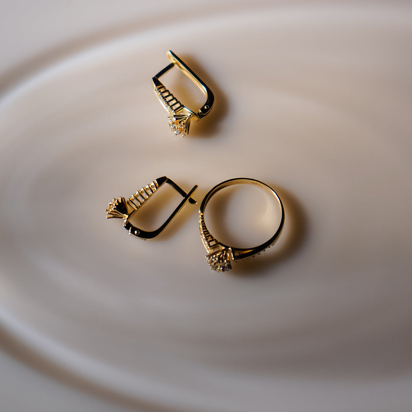 Сережки та каблучка з червоного золота з англійською застібкою з квіткою з фіанітів.