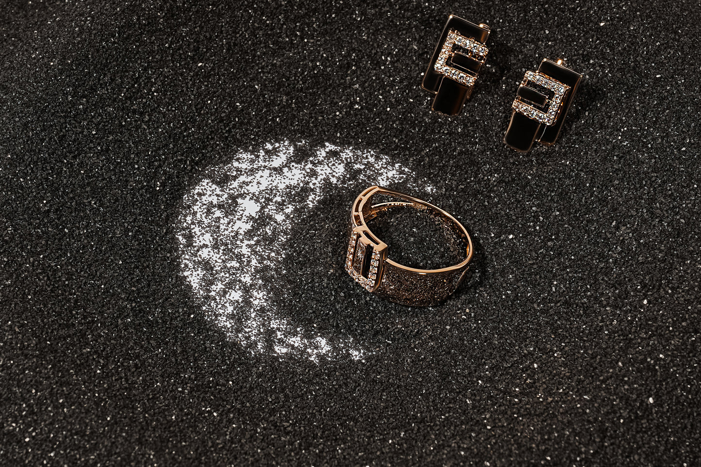 Каблучка та сережки з червоного золота з фіанітами на сірому піску