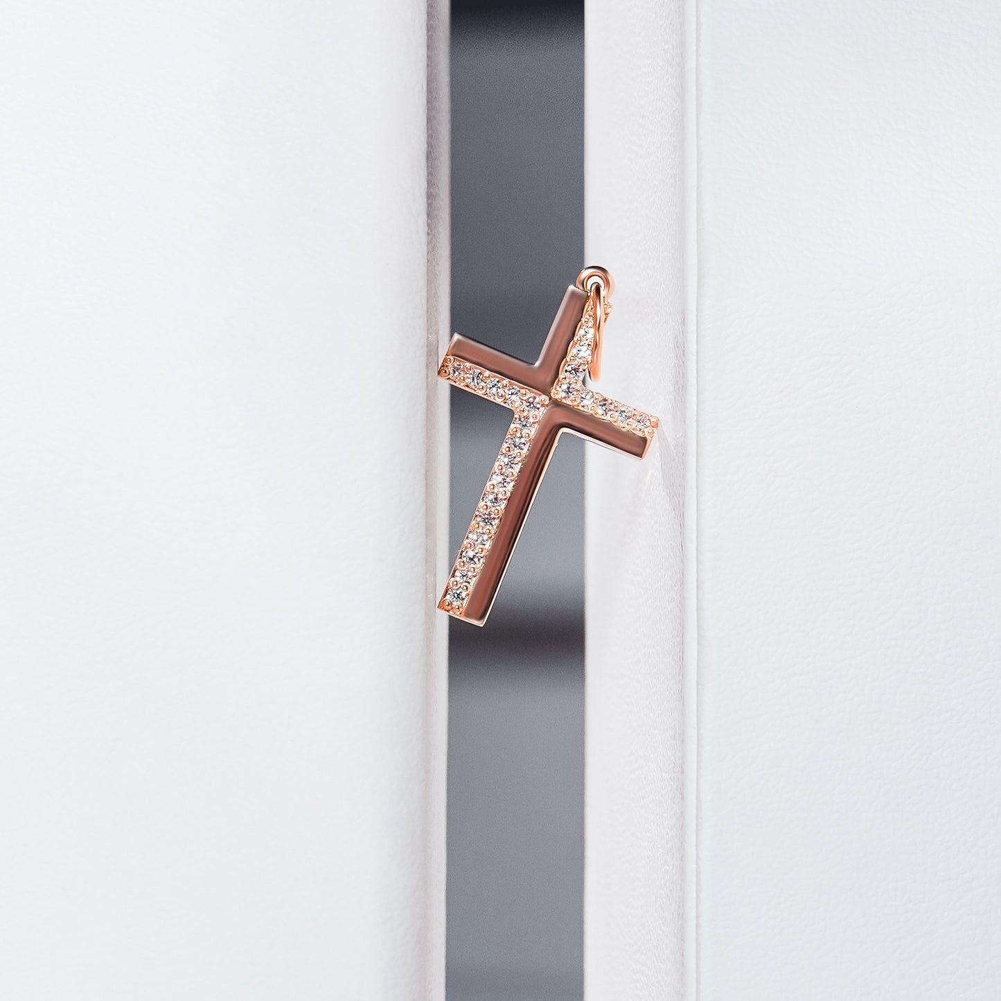 Хрестик з жовтого золота з квадратними гранями. По 2 периметрам розташовані діаманти